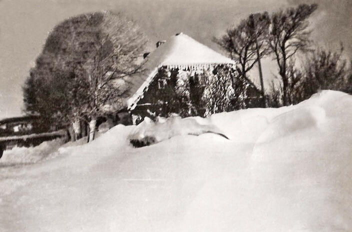 1940 verschneites Bauernhaus