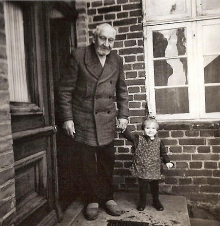 1952 Wilhelm Kracht mit Enkelin Karin