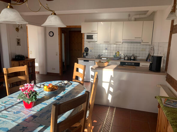 Küche vom Essbereich aus gesehen