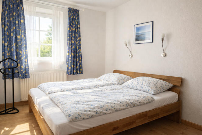 Schlafzimmer links, Bett Schlafzimmer links, Bett