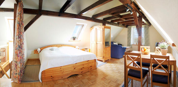 Blick vom Schlafbereich zum Wohnbereich