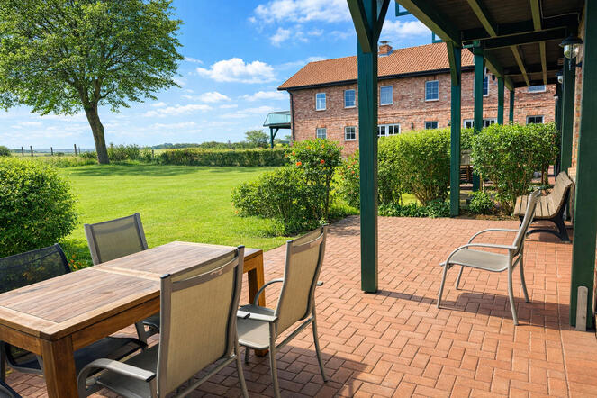 Terrasse mit Blick zum Wellnessgebäude Terrasse mit Blick zum Wellnessgebäude